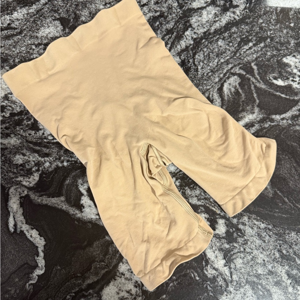 SKIMS High Waist Above the Knee Short Sz M NEW